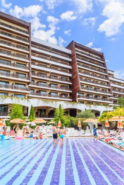İnsanlar yaz güneşli gün hotel Flamingo Grand Hotel Havuzda yüzmek. Albena, Bulgaristan