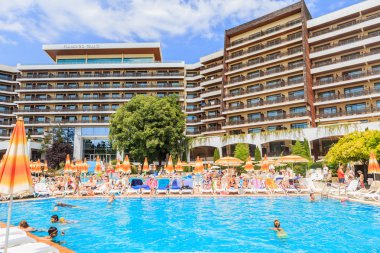 İnsanlar yaz güneşli gün hotel Flamingo Grand Hotel Havuzda yüzmek. Albena, Bulgaristan