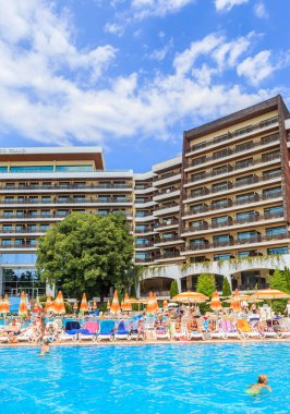 İnsanlar yaz güneşli gün hotel Flamingo Grand Hotel Havuzda yüzmek. Albena, Bulgaristan