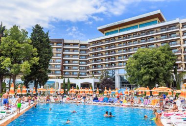 İnsanlar yaz güneşli gün hotel Flamingo Grand Hotel Havuzda yüzmek. Albena, Bulgaristan