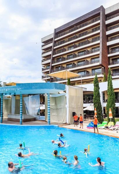 As pessoas nadam na piscina do hotel Flamingo Grand Hotel no dia ensolarado de verão. Albena, Bulgária — Fotografia de Stock