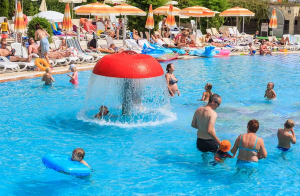 Les gens nagent dans la piscine de l'hôtel Flamingo Grand Hotel à la journée ensoleillée d'été. Albena, Bulgarie — Photo