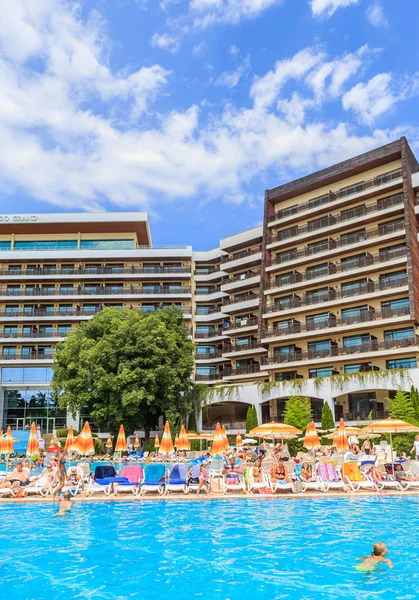 Люди купаются в бассейне отеля Flamingo Grand Hotel в летний солнечный день. Албена, Болгария — стоковое фото