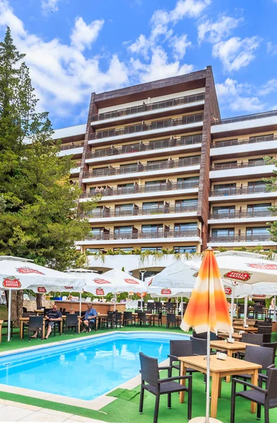 Mensen zwemmen in zwembad van hotel Flamingo Grand Hotel op de zonnige zomerdag. Albena, Bulgarije — Stockfoto