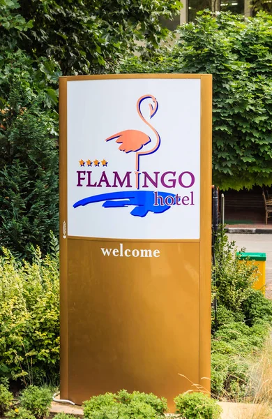 Bulgarien, Svarta havets kust, badorten Albena, affischen med namnet på Flamingo Grand Hotel — Stockfoto