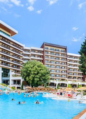 İnsanlar hotel Flamingo Grand Hotel Havuzda yüzmek. Albena, Bulgaristan
