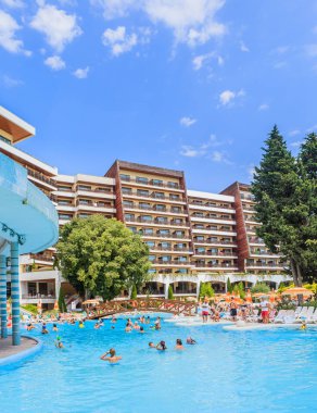 İnsanlar hotel Flamingo Grand Hotel Havuzda yüzmek. Albena, Bulgaristan