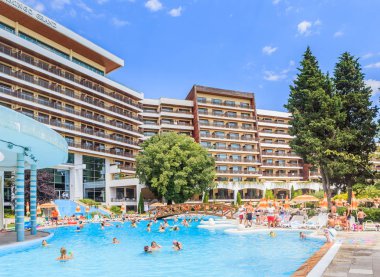 İnsanlar hotel Flamingo Grand Hotel Havuzda yüzmek. Albena, Bulgaristan