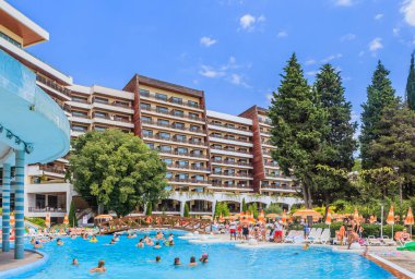 İnsanlar hotel Flamingo Grand Hotel Havuzda yüzmek. Albena, Bulgaristan