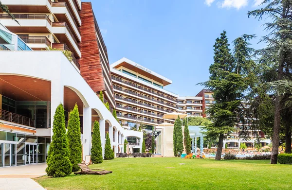 Hotel Flamingo Grand Hotel en el día de verano. Albena, Bulgaria — Foto de Stock