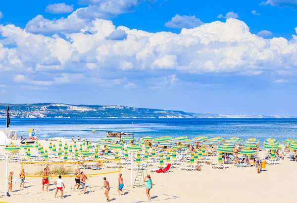 Ludzie, gry w siatkówkę na plaży. Wypoczynek nad Morzem Czarnym. Resort, Albena, Bułgaria — Zdjęcie stockowe