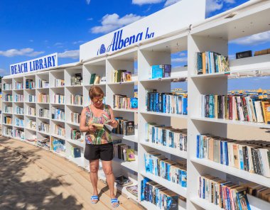 Kadın ücretsiz beach library yakınındaki Karadeniz resort o falbena açıldı. Bulgaristan