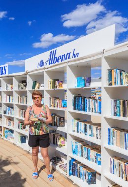 Kadın ücretsiz beach library yakınındaki Karadeniz resort o falbena açıldı. Bulgaristan