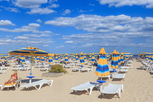 黑海岸边，蓝色清澈的水，海滩沙子、 遮阳伞和日光浴浴床。Albena、 保加利亚 — 图库照片