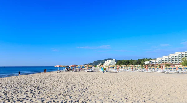 Det svarta havet stranden, blå klart vattnet, strand med sand, paraply och solstolar. Morgon. Resort Albena, Bulgarien — Stockfoto