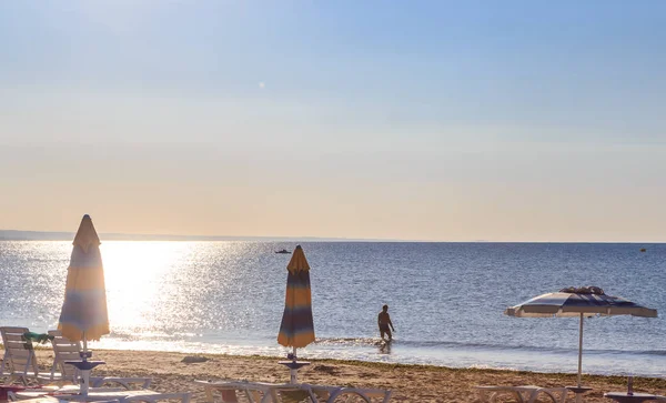 Den svarta havet, blå vatten, strand med sand, paraply — Stockfoto