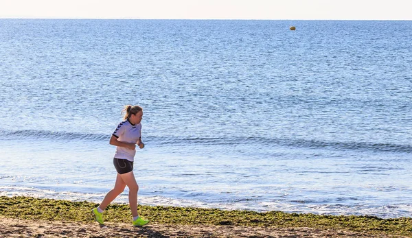 Девушка бежит вдоль побережья — стоковое фото