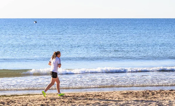 Chica corre a lo largo de la costa — Foto de Stock