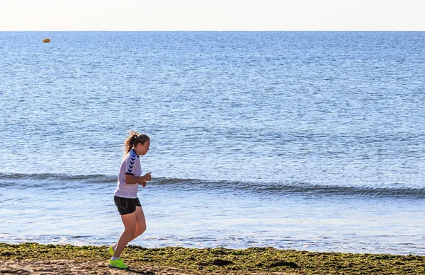 少女は、海岸に沿って走る — ストック写真