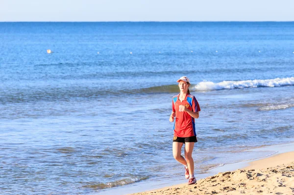 Menina corre ao longo da costa — Fotografia de Stock