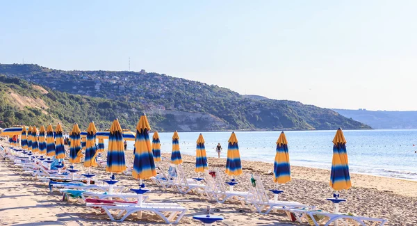 Das schwarze Meer, blaues klares Wasser, Strand mit Sand, Sonnenschirm — Stockfoto