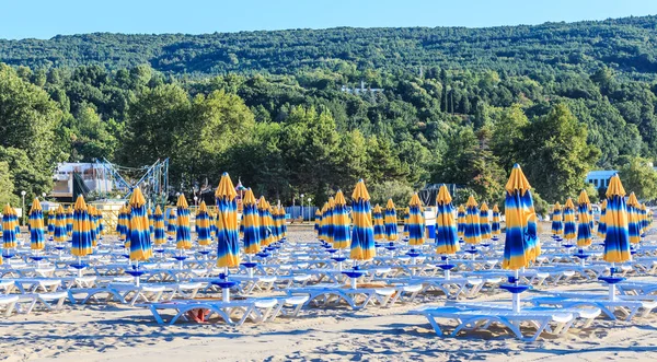 Det svarta havet stranden, blå klart vattnet, strand med sand, parasoller och solstolar. Albena, Bulgarien — Stockfoto