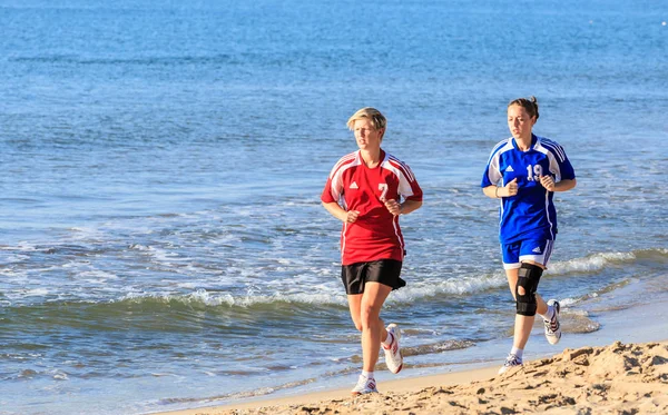 Dos chicas corriendo en la playa — Foto de Stock