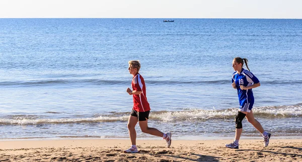 Dwie dziewczyny biegające po plaży — Zdjęcie stockowe