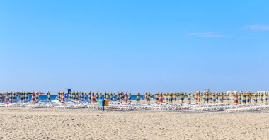 Karadeniz kıyı, mavi temiz su, kum, şemsiye ve şezlong ile plaj. Albena, Bulgaristan