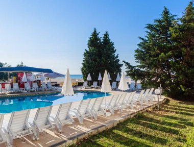 Havuzu otel topraklarında. Sabah. Resort Albena, Bulgaristan