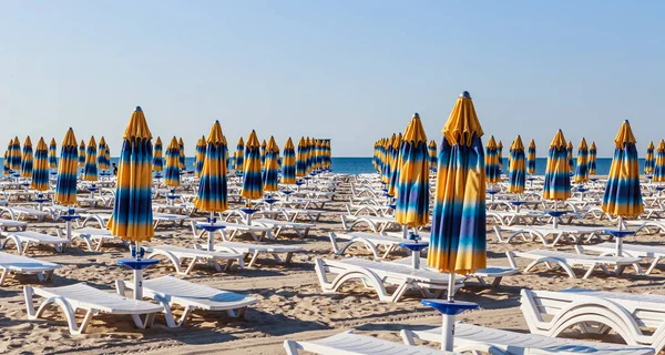 Černomořské pobřeží, Modrá čistá voda, pláž s pískem, slunečníky a lehátka. Albena, Bulharsko — Stock fotografie