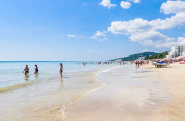 Karadeniz kıyı, mavi temiz su, kum, şemsiye ve şezlong ile plaj. Albena, Bulgaristan