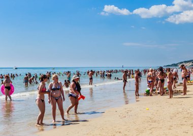 Karadeniz kıyı, mavi temiz su, kum, şemsiye ve şezlong ile plaj. Albena, Bulgaristan
