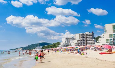 Karadeniz kıyı, mavi berrak su, kum, plaj şemsiye. Albena, Bulgaristan