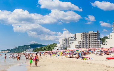 Karadeniz kıyı, mavi berrak su, kum, plaj şemsiye. Albena, Bulgaristan