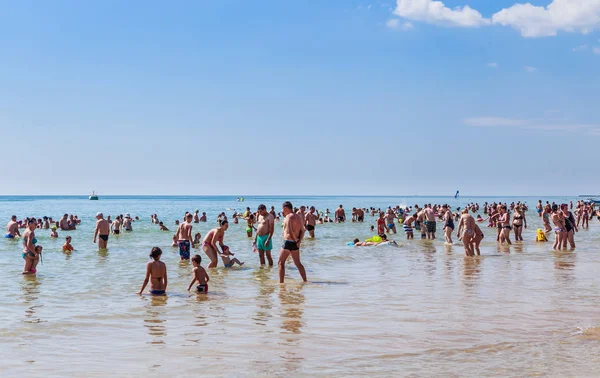 Černomořské pobřeží, Modrá čistá voda, pláž s pískem, slunečníky a lehátka. Albena, Bulharsko — Stock fotografie