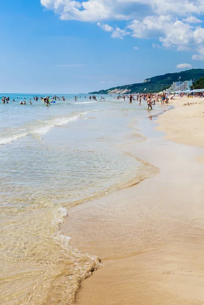 La riva del Mar Nero, acque cristalline blu, spiaggia con sabbia, ombrellone. Albena, Bulgaria — Foto Stock