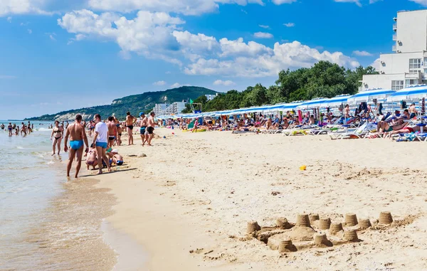 Brzegu Morza Czarnego, niebieski, czysta woda, plaża z piaskiem, parasol. Albena, Bułgaria — Zdjęcie stockowe