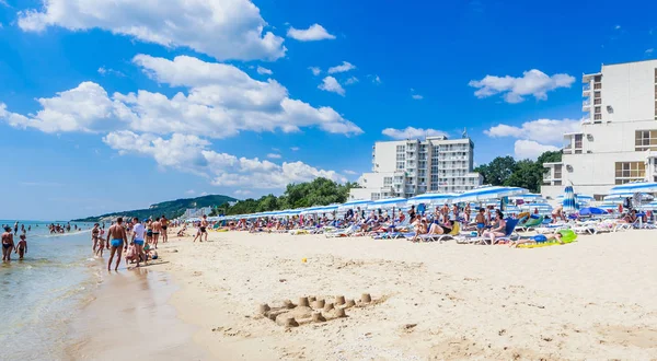 Den svarta havet, blå vatten, strand med sand, paraply. Albena, Bulgarien — Stockfoto