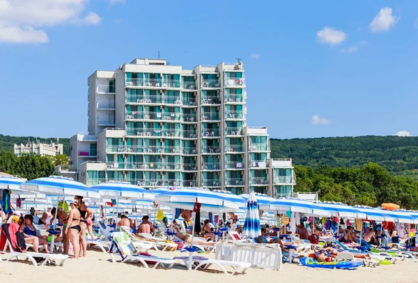 Den svarta havet, blå vatten, strand med sand, paraply. Albena, Bulgarien — Stockfoto