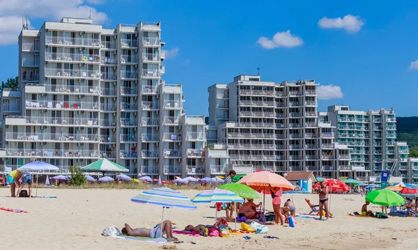 Den svarta havet, blå vatten, strand med sand, paraply. Albena, Bulgarien — Stockfoto