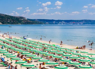 Karadeniz kıyı, mavi berrak su, kum, plaj şemsiye. Albena, Bulgaristan