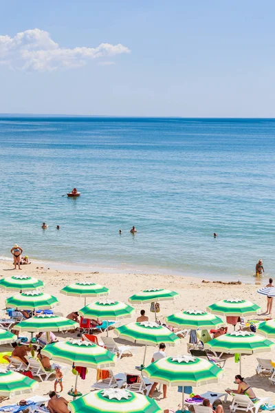 The Black Sea shore, blue clear water, beach with sand, umbrella. Albena, Bulgaria — Stock Photo, Image