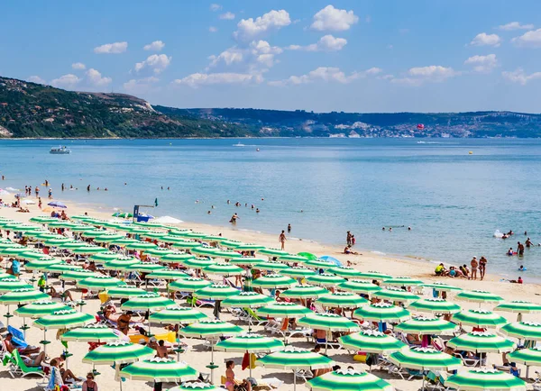 The Black Sea shore, blue clear water, beach with sand, umbrella. Albena, Bulgaria — Stock Photo, Image