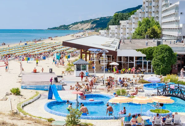Poolen på hotel territorium. Resort Albena, Bulgarien — Stockfoto