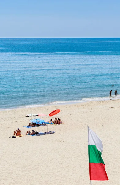 Le rivage de la mer Noire, eaux bleues claires, plage de sable, parasol. Albena, Bulgarie — Photo