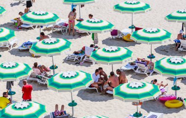 Karadeniz kıyı, mavi temiz su, kum, şemsiye ve şezlong ile plaj. Albena, Bulgaristan