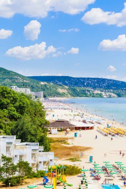 Karadeniz kıyı, mavi temiz su, kum, umbrellaand şezlong ile plaj. Albena, Bulgaristan