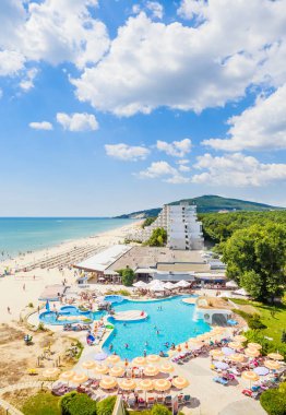 Karadeniz kıyı, mavi berrak su, kum, plaj şemsiye. Albena, Bulgaristan