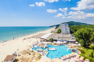 Karadeniz kıyı, mavi berrak su, kum, plaj şemsiye. Albena, Bulgaristan